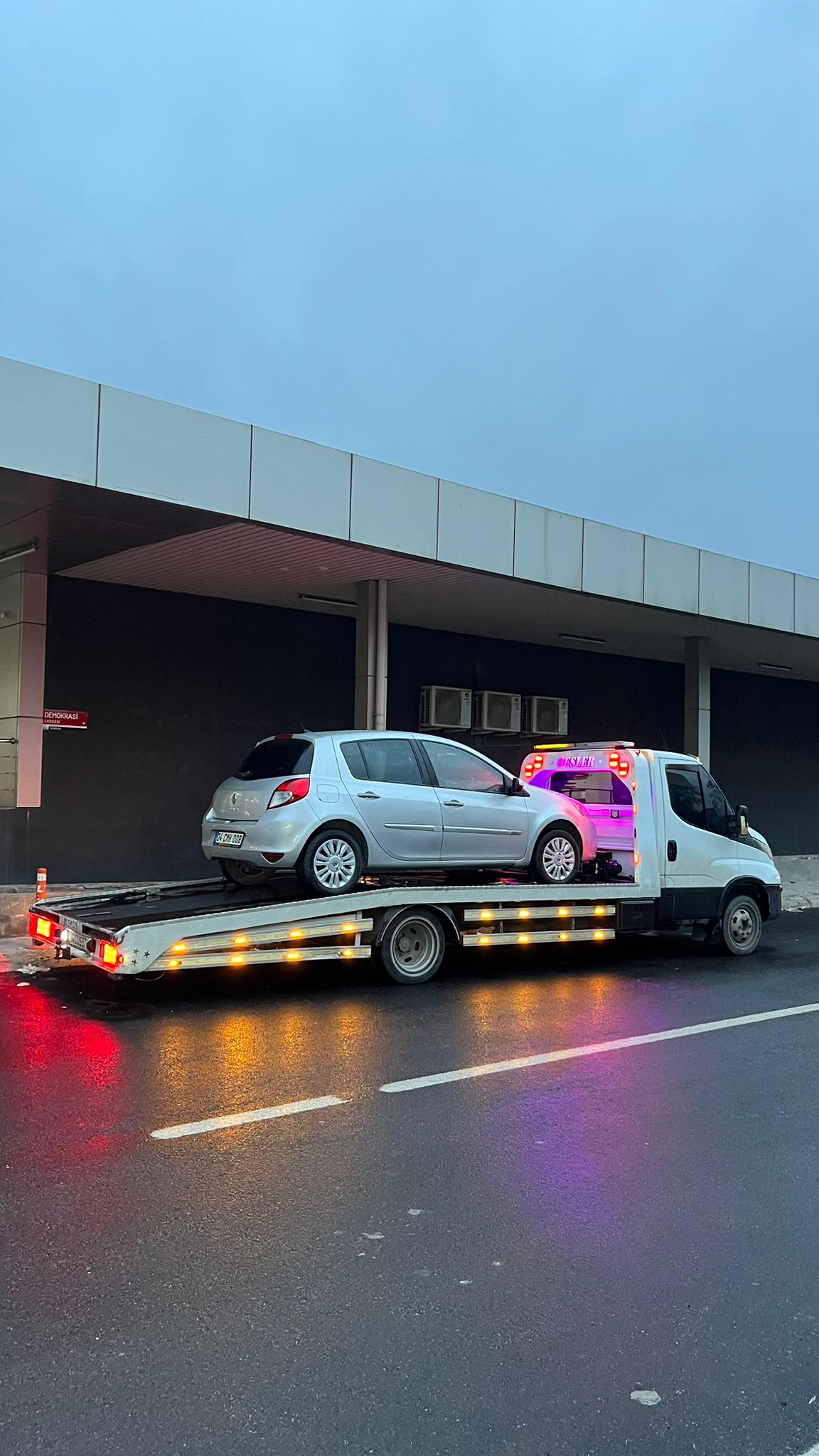 Kumburgaz otoyolunda yol yardım ve akü takviyesi